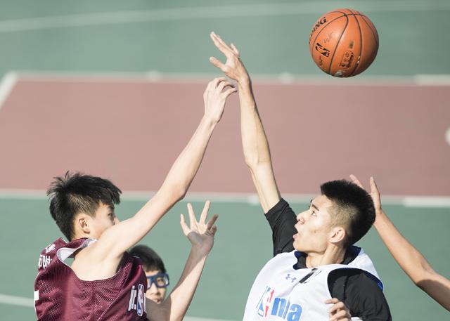 叶辰没搭理他，只是跟宋老爷子解释道：宋老，这回春丹，有延年益寿，改善体质的功效，服用以后能让人年期至少十岁，寿命，也会延长至少十年。